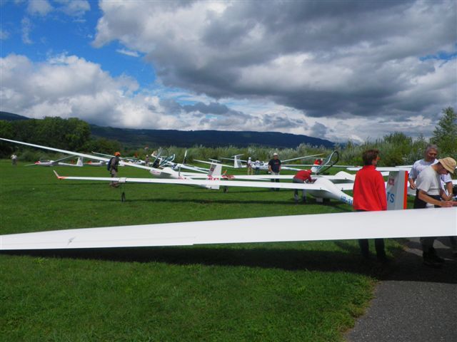 Tous les planeurs en piste pour le championnat de planeurs à Montricher