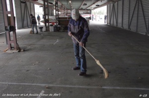 Le balayeur anonyme et LA feuille