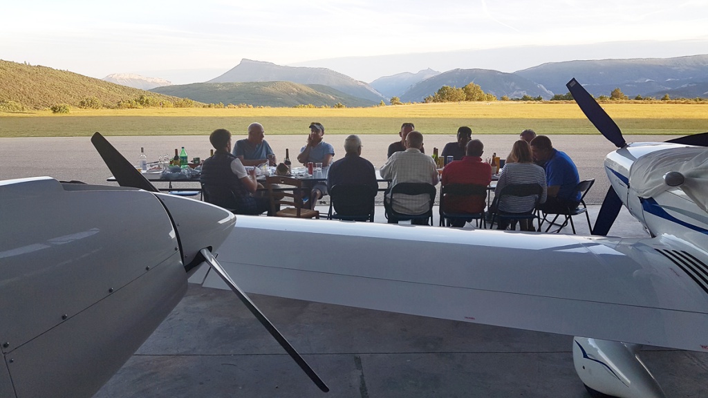 Soirée grillades chez Rémy (Alpine Flying School), sur l’aérodrome d’Aspres