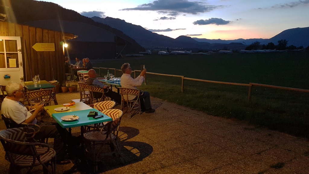 Repas du soir sur l’aérodrome, au « Cabanon », chez Lison